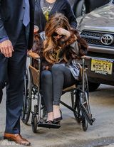 组图：Gaga步行去瑜伽治疗 坐轮椅众人护驾