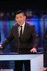 组图：杜汶泽彭浩翔为最佳新演员颁奖台上逗乐