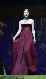 组图：范冰冰红唇娇艳秀风情 与莫妮卡-贝鲁奇争艳