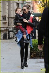 组图：米兰达抱子笑容满面 小弗林表情搞怪可爱