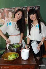 组图：蔡颖恩新作发表 好友陈嘉宝助阵签名会 