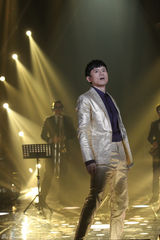 组图：周笔畅睡衣扮猫女 邓紫棋自弹自唱