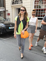 组图：杰西卡-阿尔芭街拍亮色T恤搭潮包