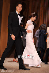 组图：韩国明星情侣刘志泰金孝珍婚礼新闻发布会