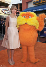 组图：斯威夫特和埃夫隆宣传新片亲密拥吻