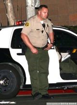 组图：希尔顿轻松笑对男友开车撞伤狗仔