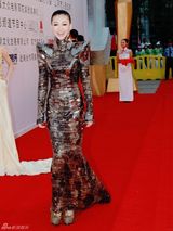 组图：巩新亮着帅气太空女战服 走金鸡百花红毯
