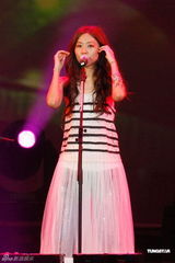 组图：陈綺贞小巨蛋开唱 脚踏车上场展独特摇滚风