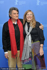 幻灯图集：《谜团》发布会 主创红围巾抢镜