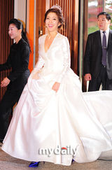 组图：韩国女星徐智英大婚 身披婚纱出席新闻发布会