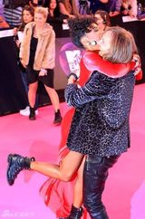 组图：2011MTV欧洲音乐奖红毯 比伯与女友各自亮相