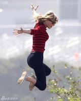 组图：泰勒空中弹跳孩子气 蓝色短裙修长美腿