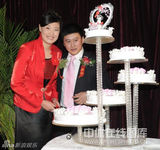 幻灯图：女排姑娘杨昊生日办婚礼 999朵玫瑰共见证