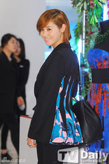 组图：韩彩英韩智慧演绎早春气息 金孝珍显孕相