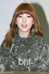 组图：9Muses部队举行新歌发布 成员遭军人强抱