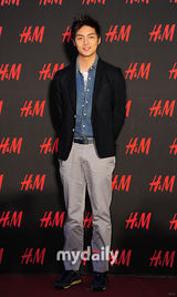 组图：玄英金俊等出席时尚活动 刘仁英混搭风