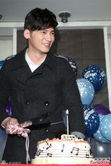 组图：温升豪35岁生日圆歌手梦 唱新歌回馈歌迷