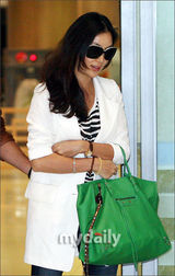 幻灯图：张东健高小英结束蜜月旅行　返回韩国