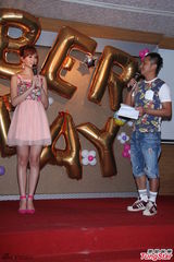 组图：安心亚粉裙亮相歌迷会 台上跳舞性感甜美