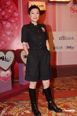 组图：吴君如否认搬家生二胎 短信鼓励曾志伟