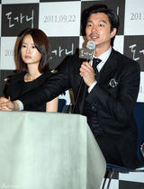 高清组图：孔侑郑柔美《熔炉》试映 情侣装亲密亮相