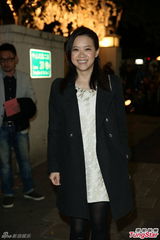 组图：张震大婚献吻娇妻 亲手为新娘提裙摆