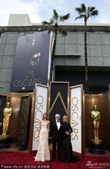 组图：《内布拉斯加》布鲁斯-德恩携妻女亮相