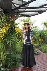 幻灯图：甜美唐嫣清新游世博 遗憾错过中国展馆