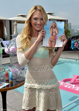 高清组图：超模米兰达VS坎蒂丝 透视装现身泳池