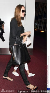 组图：皮特朱莉携子女抵达日本宣传人气爆棚