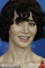 高清图：《未来》发布会 导演米兰达获两帅护花