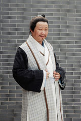 组图：《十五贯》横店热拍 梁冠华甄锡华服美饰