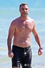 组图：娜奥米豹纹泳衣秀美胸 一家四口海滩度假