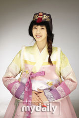 组图：韩星高雅罗张尹静等拍韩服写真贺新春