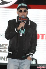 组图：MC热狗上海签售 众多粉丝捧场人气旺