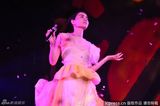 组图：王菲大连演唱会可爱撒娇：你们不冷我也不冷