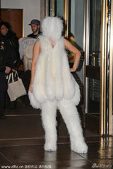 组图：Gaga夸张造型似猴头菇 粉丝问脸在哪儿？