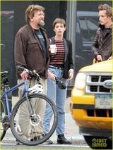 组图：安妮海瑟薇蜜月后现身机场 紧贴老公秀恩爱