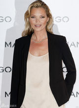 组图：“病态美”凯特-莫斯出道25年经典造型