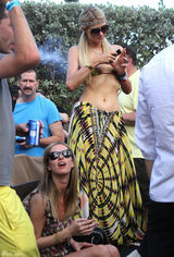 组图：帕丽斯-希尔顿胸部缩水 手臂现皱纹疑抽脂