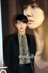 组图：玄彬林秀晶亲密亮相宣传新片《爱，不爱》