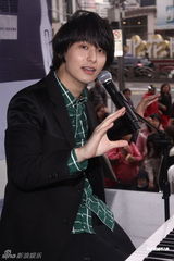 组图：严爵演唱会DVD上市 正积极筹备新专辑