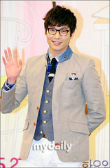 组图：张娜拉粉裙出席新剧《童颜美女》发布会