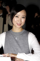 高清组图：翁虹无意竞艳显母性 巩新亮同台清凉装