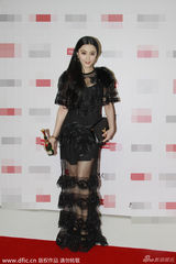 组图：斯文顿助阵慈善晚宴 范冰冰透视裙华贵