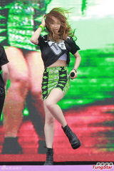 组图：香港巨蛋音乐节f(x)领衔冒台风献歌舞