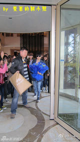 高清组图：李宇春街拍 蓝色风衣搭配牛仔裤