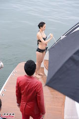 组图：《法网嚣雄》探班 王君馨比基尼上演出浴记