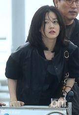 组图：李英爱赴服装展 现身机场头发凌乱