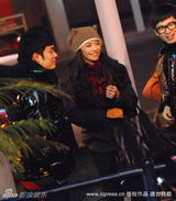 幻灯图：姚晨夜逛南京路 街边合影留念兴致高